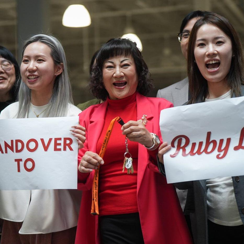B.C. billionaire wanting Hudson's Bay leases says landlord concerns are 'misguided'